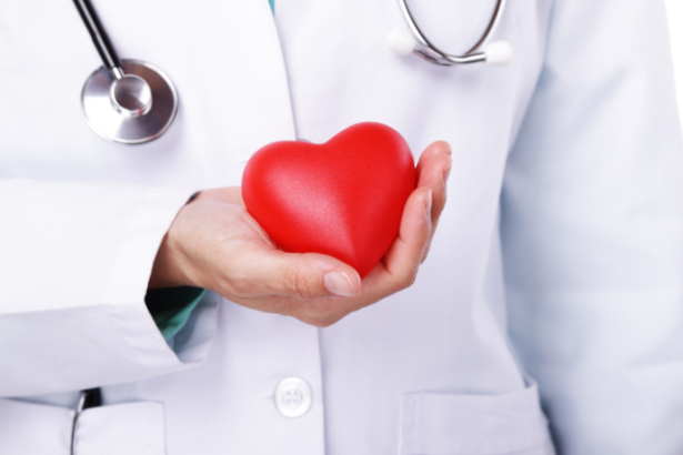 José Henrique Gomes Xavier aposta em parcerias estratégicas para expandir e qualificar os serviços de saúde oferecidos à população de Minas Novas.