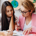 Sérgio Bento De Araújo explora como estágio docente e residência pedagógica podem se integrar de forma orgânica ao cotidiano escolar.