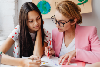 Sérgio Bento De Araújo explora como estágio docente e residência pedagógica podem se integrar de forma orgânica ao cotidiano escolar.