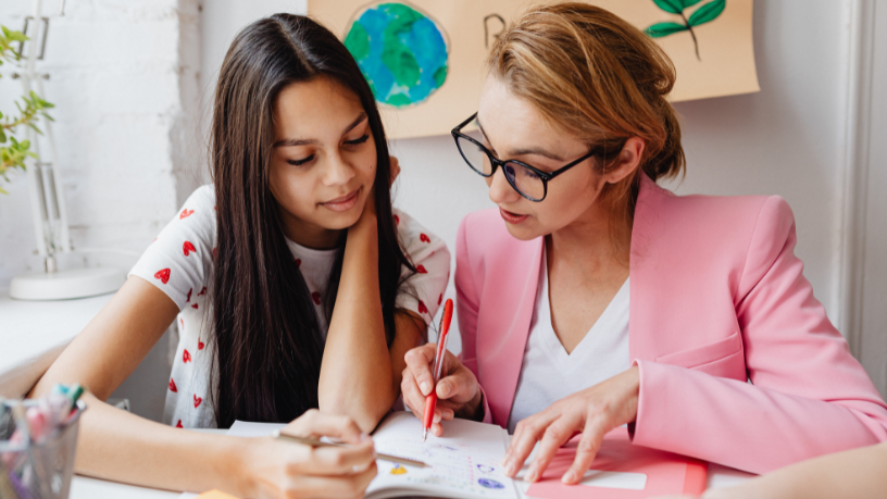 Sérgio Bento De Araújo explora como estágio docente e residência pedagógica podem se integrar de forma orgânica ao cotidiano escolar.