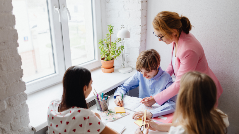 Sérgio Bento De Araújo discute caminhos para que a escola conecte estágio docente e residência pedagógica em uma prática formativa eficaz.