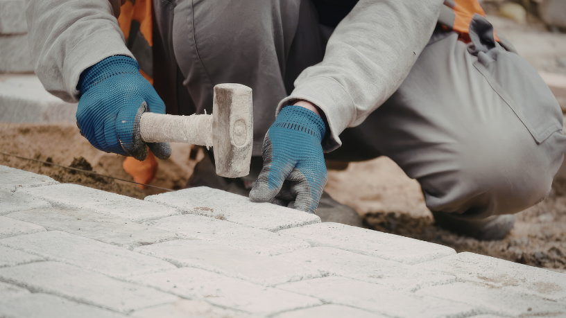 Entenda os principais equívocos na aplicação de pavimentos intertravados e veja as soluções práticas indicadas por Valderci Malagosini Machado para garantir qualidade e durabilidade.
