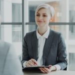 Profissional entrevista uma candidata em um escritório moderno.