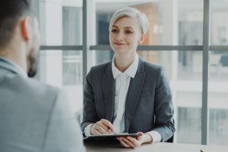 Profissional entrevista uma candidata em um escritório moderno.